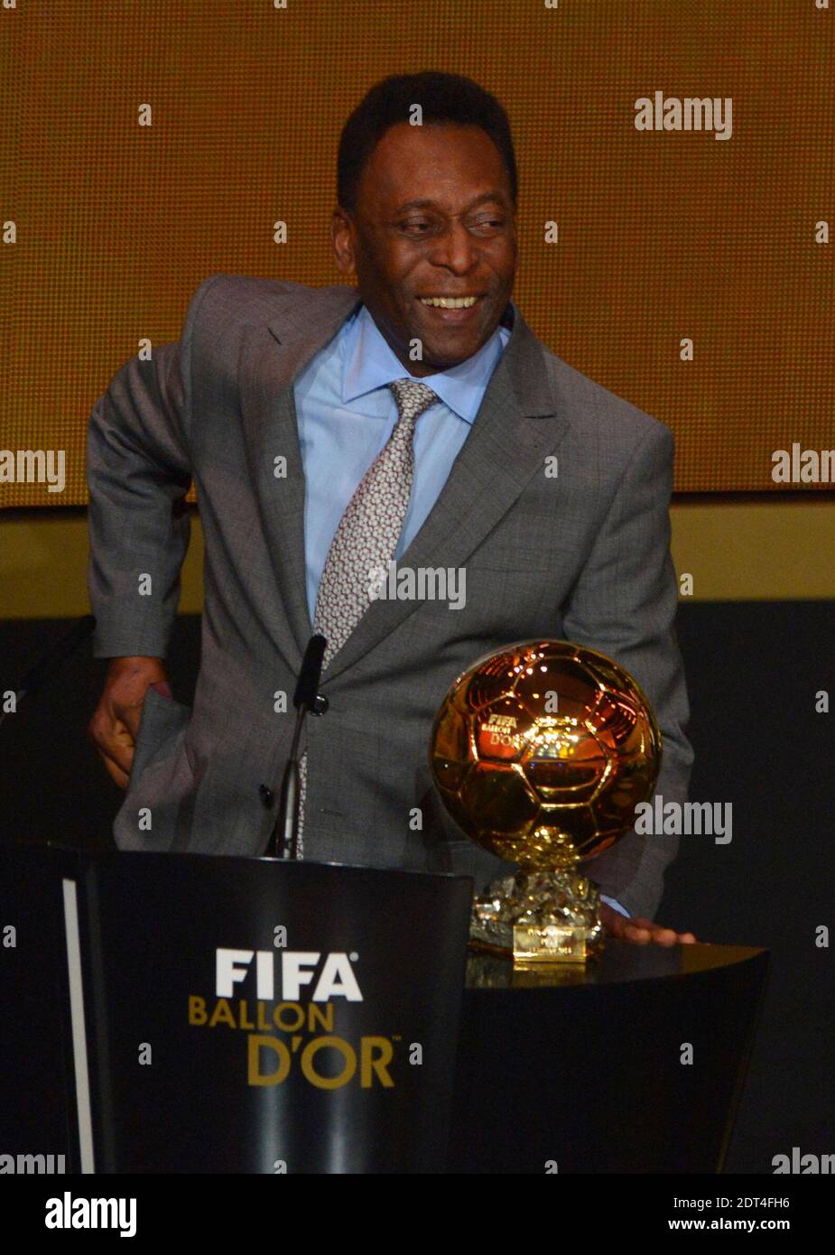 Pele receiving an Honorary Golden Ball during the 2013 FIFA Golden Ball  Gala in Congress House, Zurich, Switzerland on January 13th, 2014. Photo by  Henri Szwarc/ABACAPRESS.COM Stock Photo - Alamy