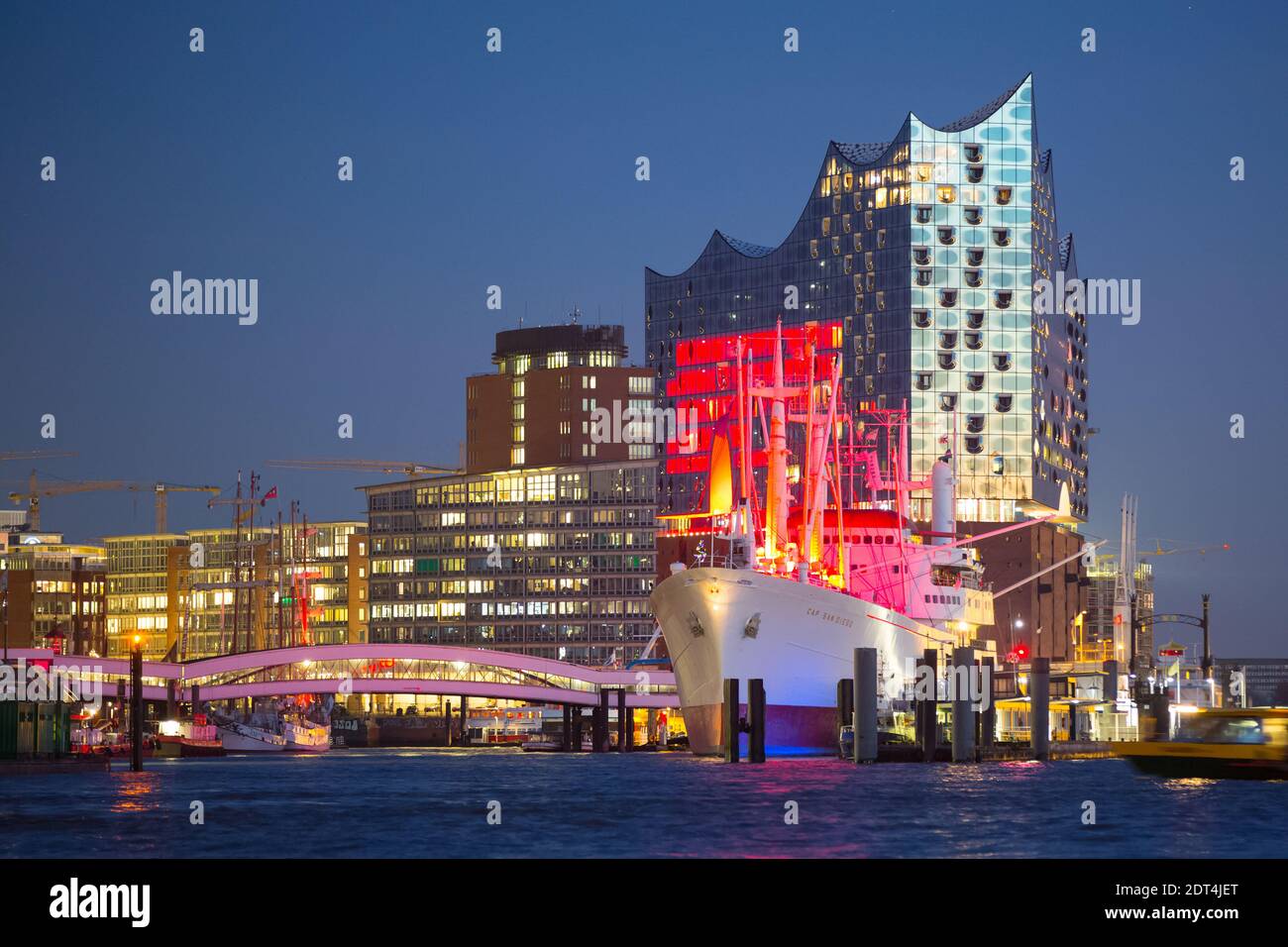 Die Elbphilharmonie und das Museumsschiff Cap San Diego ist bei Sonnenuntergang im Hamburger Hafen zu sehen. GebŠude und Schiffe im Hamburger Hafen si Stock Photo