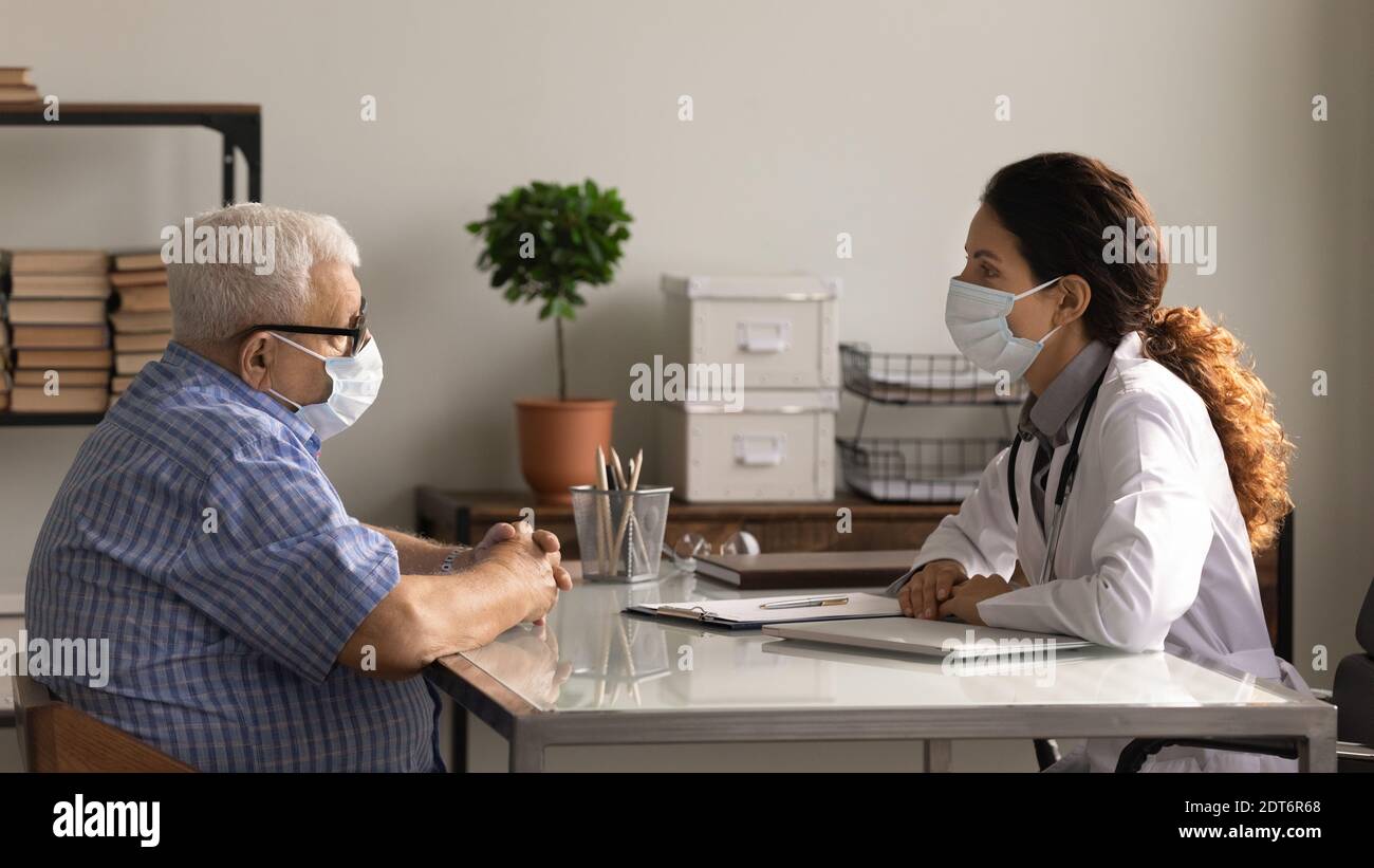 Elderly facemasks hi-res stock photography and images - Alamy