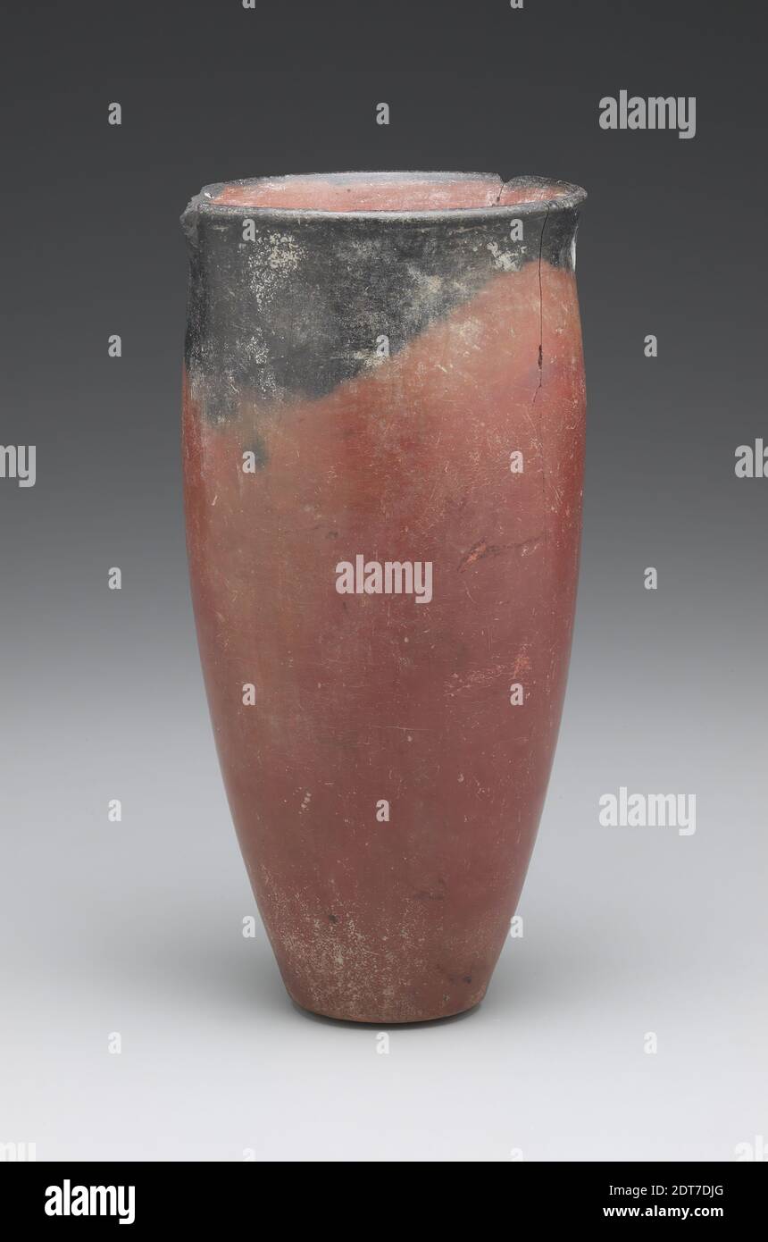 Black-topped Jar, Nile Silt A (fine), 20.5 × 10 cm (8 1/16 × 3 15/16 in.), On view, Egyptian, Predynastic, late Naqada I–early Naqada II, Containers - Ceramics Stock Photo