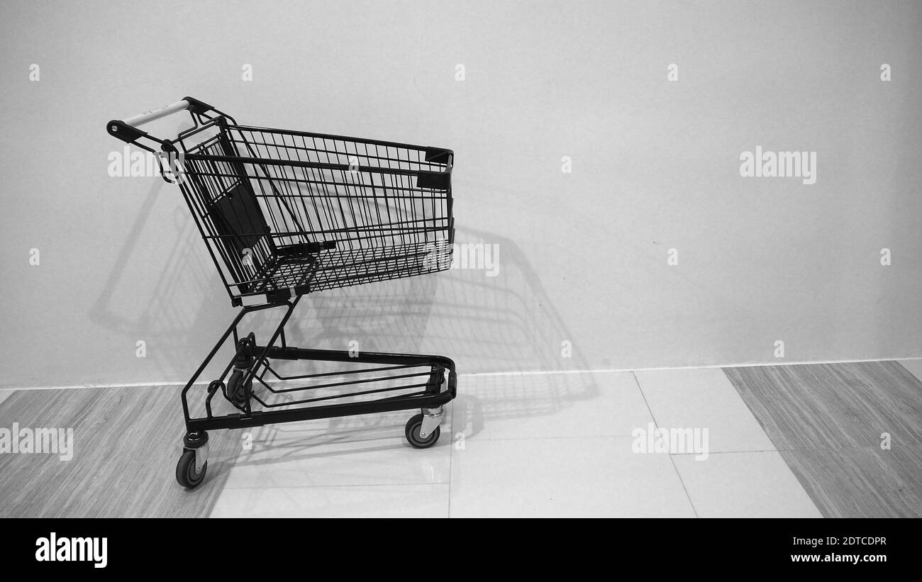 Empty shopping cart side view Black and White Stock Photos & Images Alamy