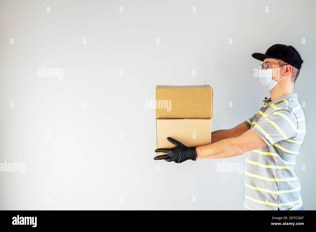 Delivery driver with boxes hi-res stock photography and images - Alamy