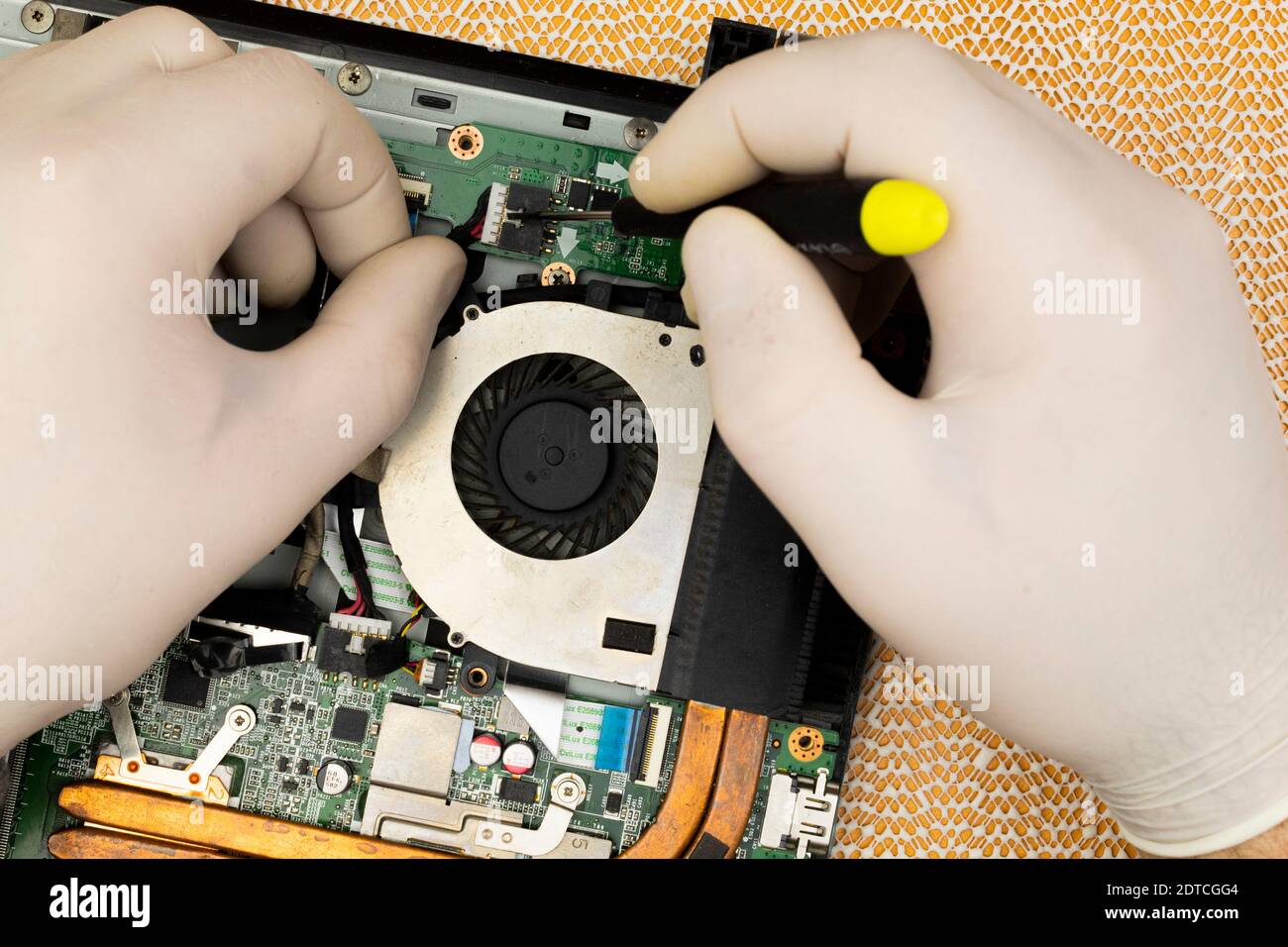 Remove Computer Cover The master removes the cover on the computer with a screwdriver to ...