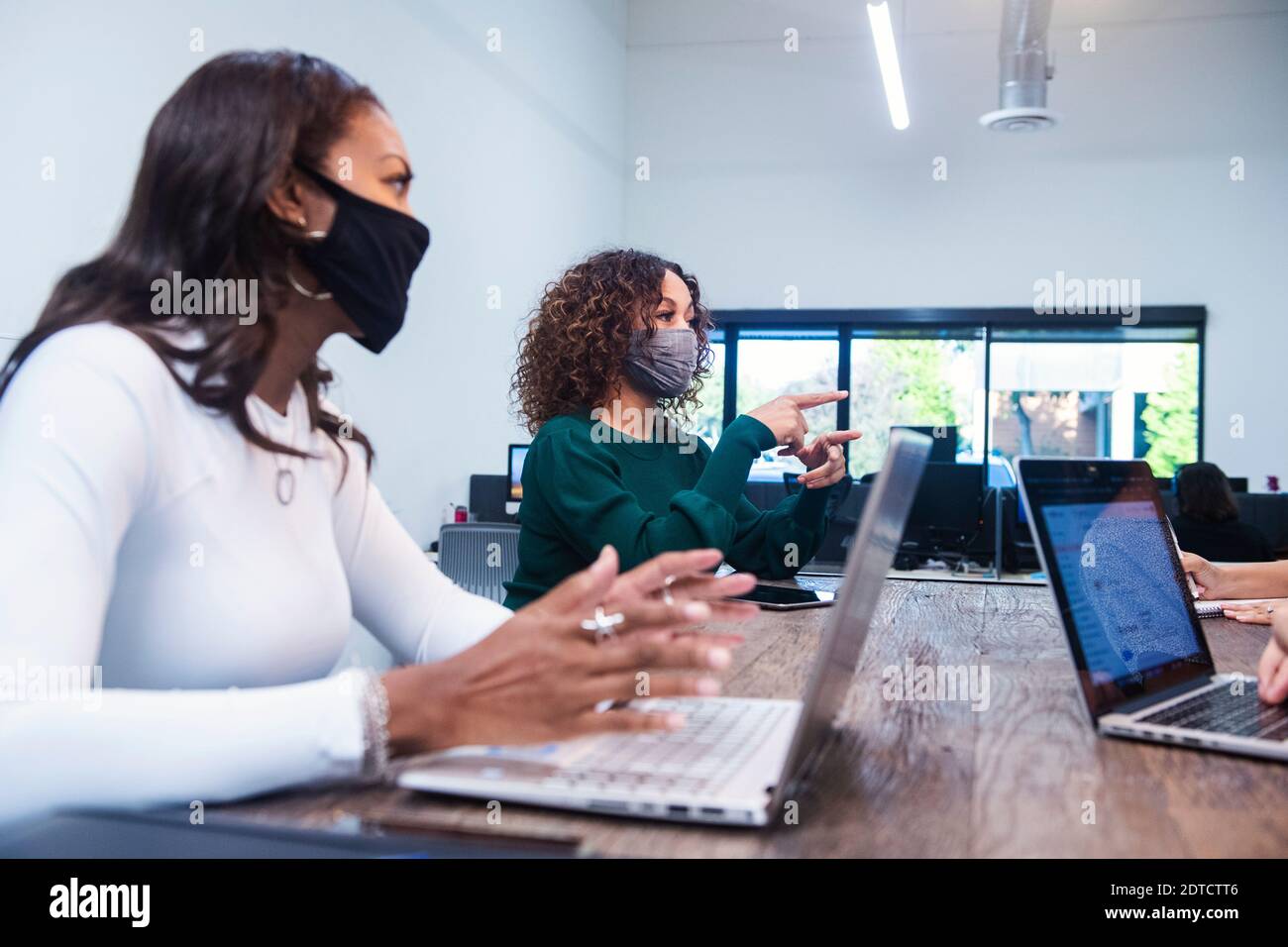 Office meeting social distancing hi-res stock photography and images ...