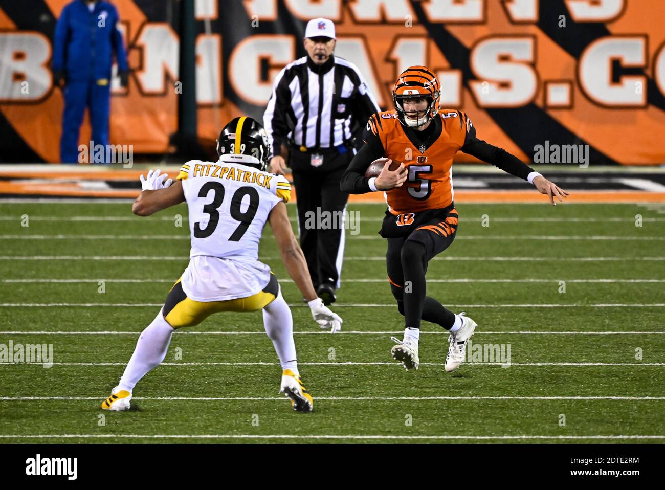 Cincinnati, OH, USA. 21st Dec, 2020. Ryan Finley #5 of the Cincinnati  Bengals runs with the ball during NFL football game action between the  Pittsburgh Steelers and the Cincinnati Bengals at Paul