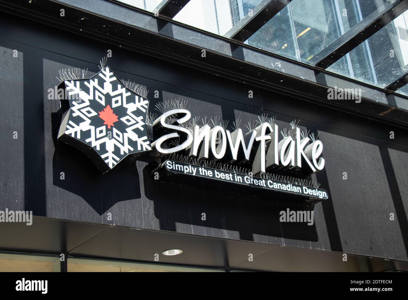 Vancouver, Canada - June 29,2020: View of the entrance Snowflake clothing  store in downtown Vancouver Stock Photo - Alamy