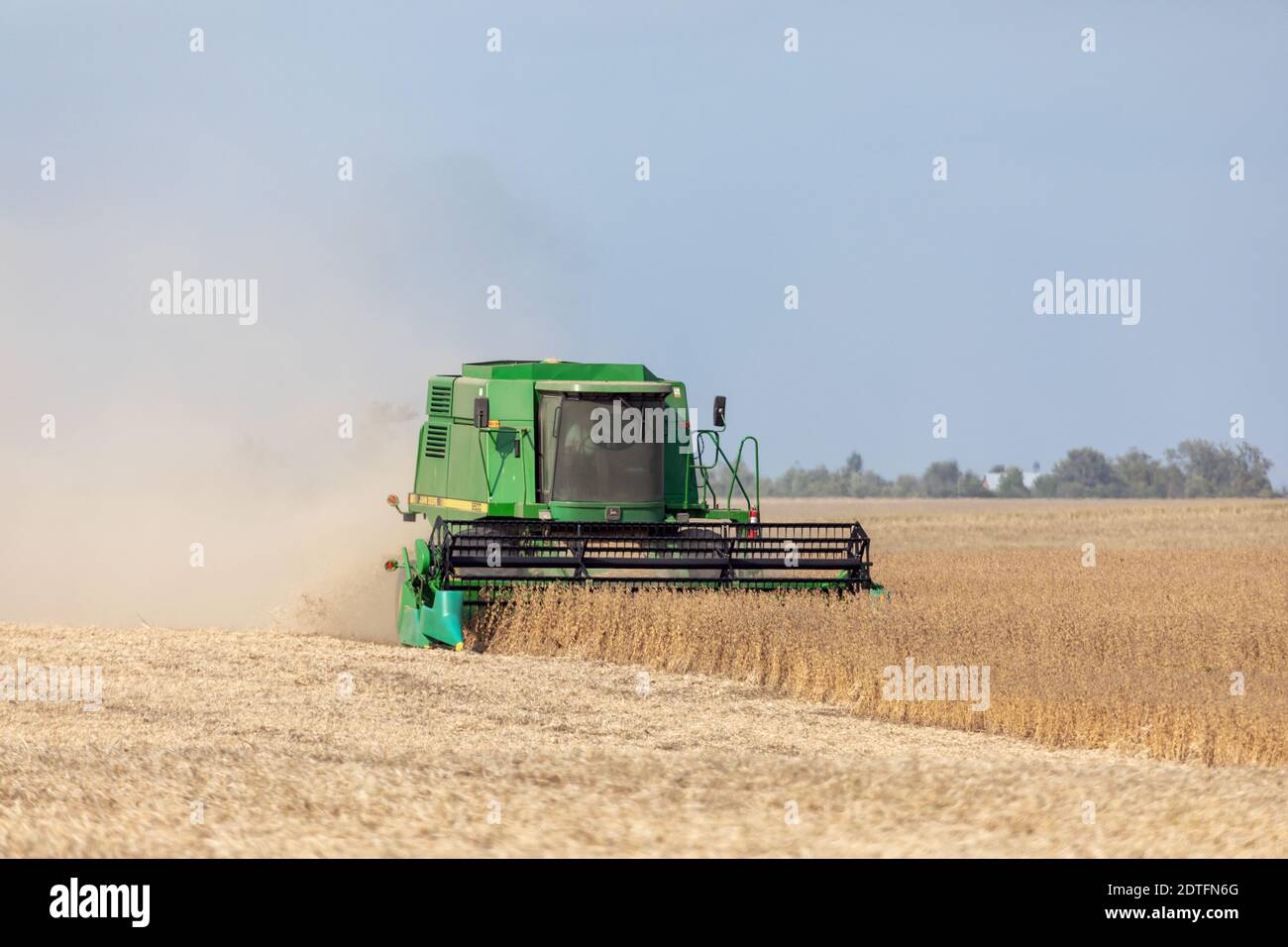 Harvesting soybeans near Yarmouth in Des Moines County, Iowa Stock