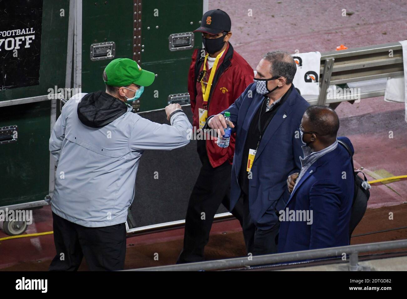Pac-12 Commissioner Larry Scott greets Oregon Ducks staff during an NCAA football game between the Oregon Ducks and the Southern California Trojans, F Stock Photo