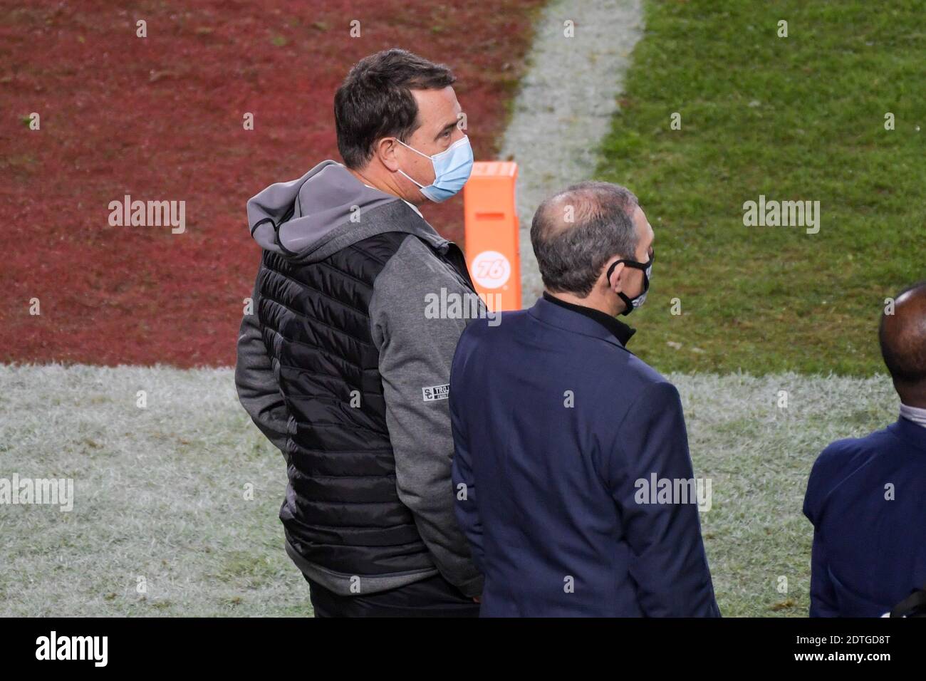 Pac-12 Commissioner Larry Scott talks with Southern California Trojans Athletic Director Mike Bohn during an NCAA football game between the Oregon Duc Stock Photo