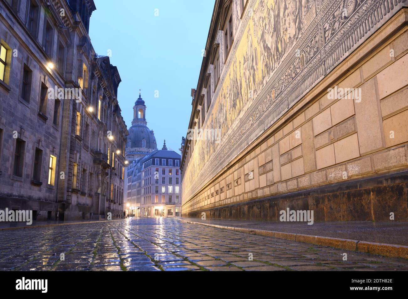 Dresden, Germany. 22nd Dec, 2020. Augustusstrasse next to the mural "Fürstenzug" (r) not far from the Frauenkirche (back) is deserted in the early morning. Germany is in a hard lockdown to contain the Corona pandemic. Credit: Sebastian Kahnert/dpa-Zentralbild/dpa/Alamy Live News Stock Photo