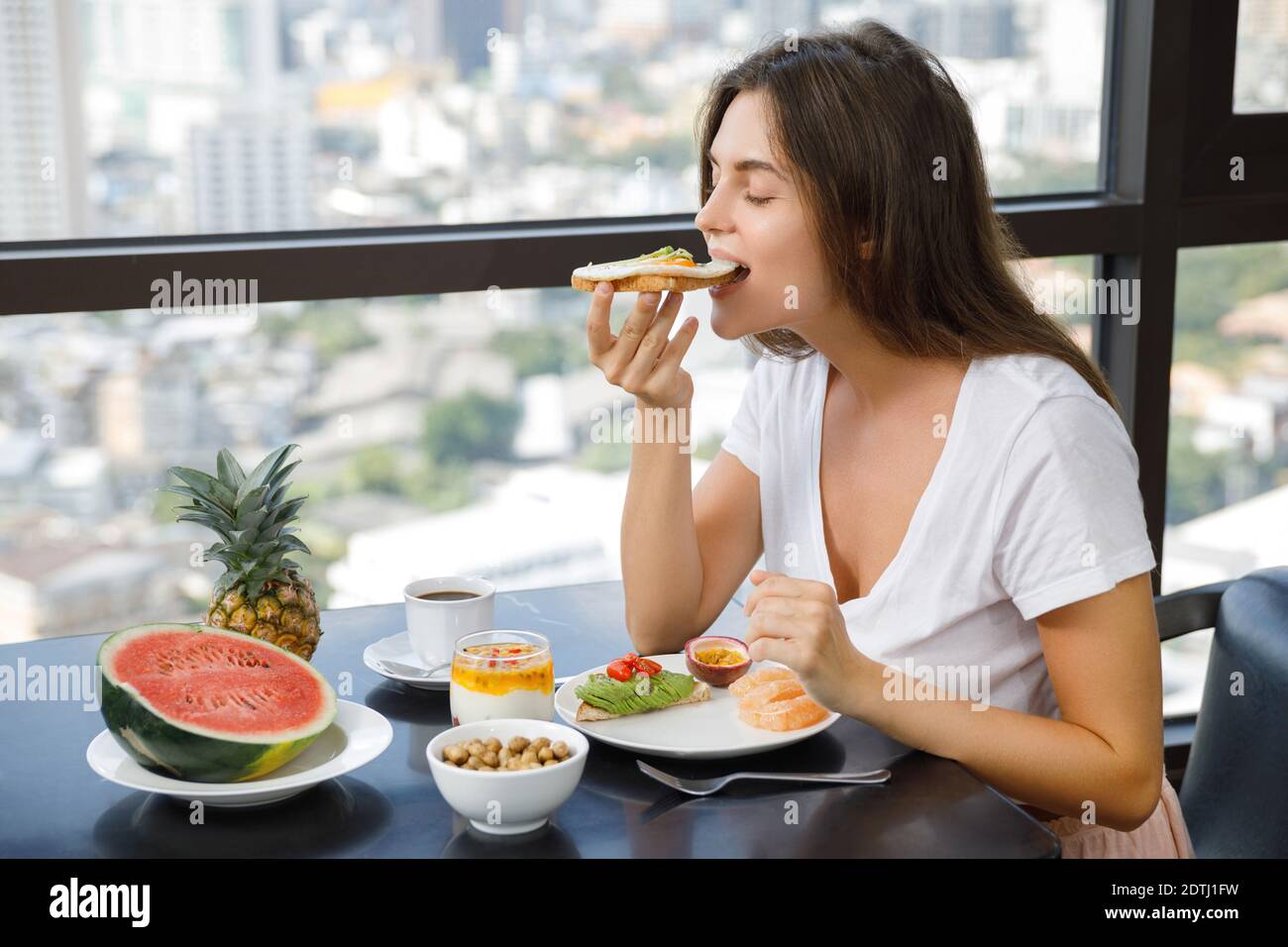 Я ем головы на завтрак жители. Что есть на завтрак. Девушка ест завтрак. Человек ест тост. Девушка ест тост.