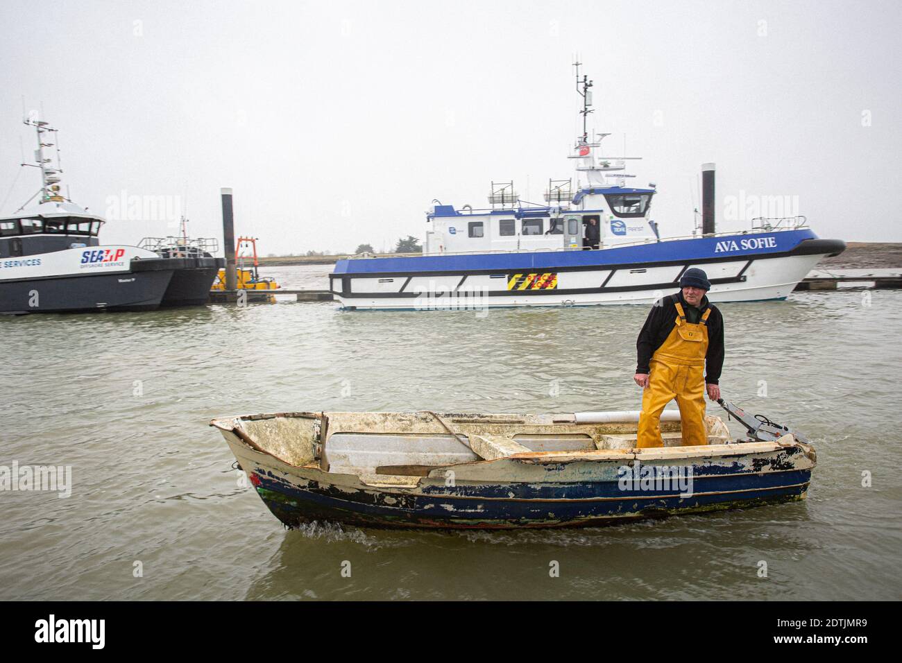 Electric outboard motor hires stock photography and images Alamy