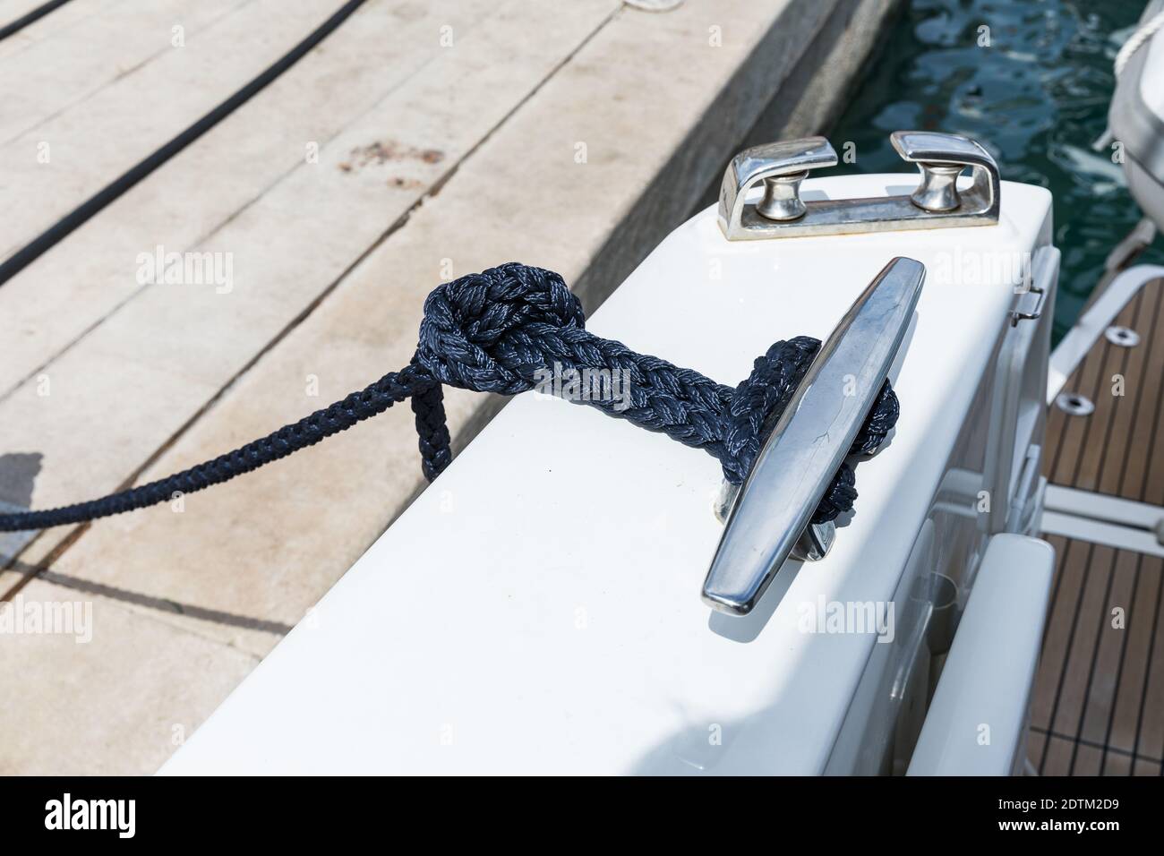 Detail of an anchor rope on a yacht. Mooring knot on the boat close up.  Sealing knot close up. Stainless steel boat mooring cleat with knotted rope  mo Stock Photo - Alamy