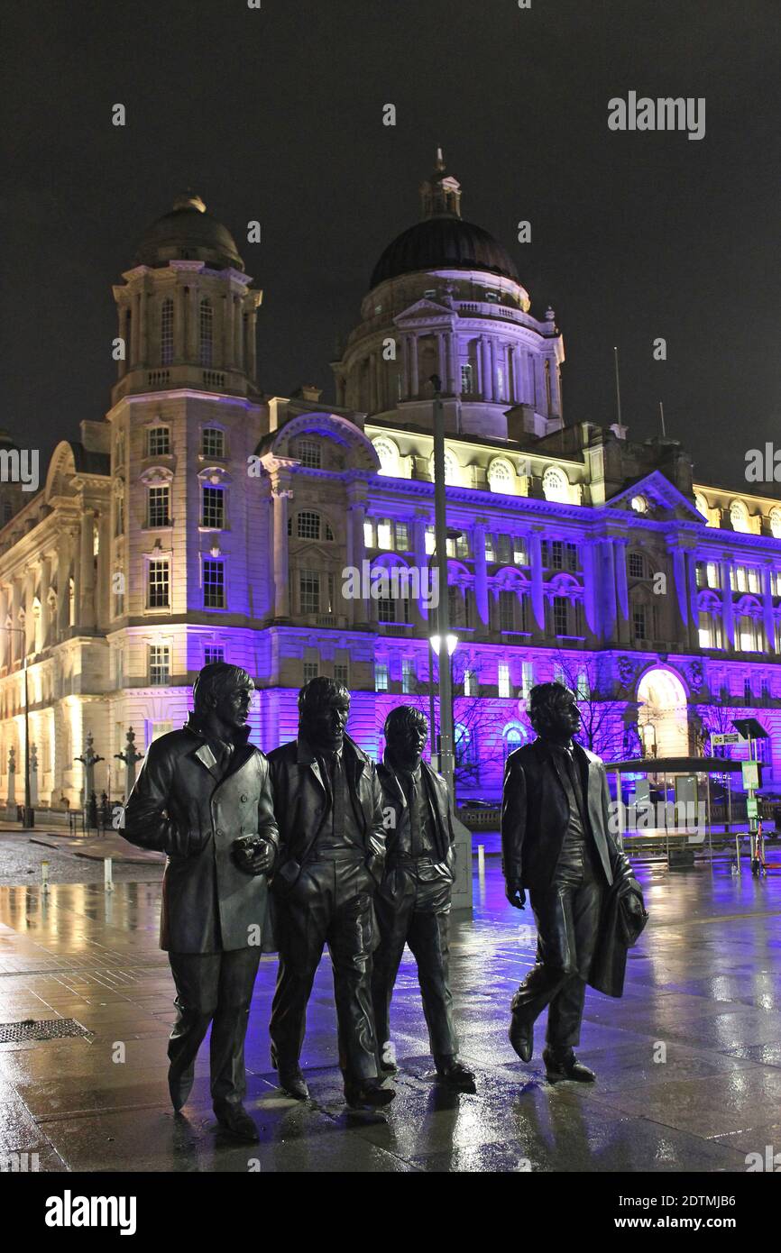 Andrew Edwards’ Beatles statue with Port of Liverpool Building as backdrop, Pier Head, Liverpool, UK Stock Photo