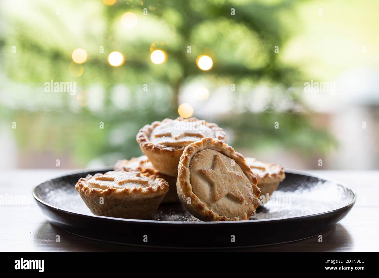 Traditional Christmas mince pies on the plate Stock Photo - Alamy