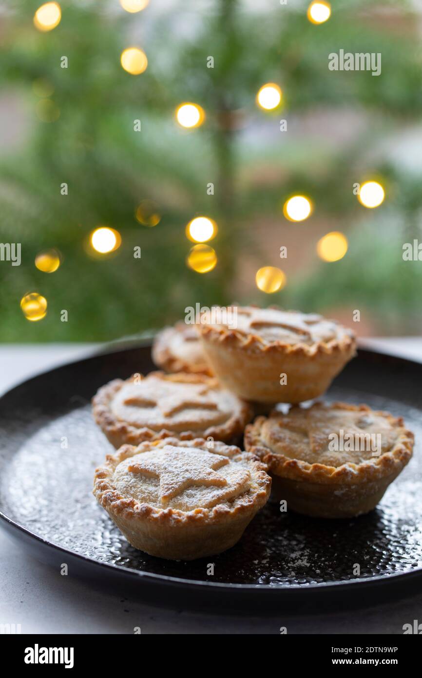 Traditional Christmas mince pies on the plate Stock Photo Alamy