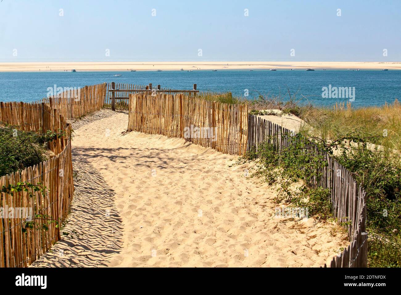 La Teste-de-Buch (south-western France): beach “plage du Petit-Nice”. Path covered in sand leading to the beach and overview of the Arcachon Bay Stock Photo