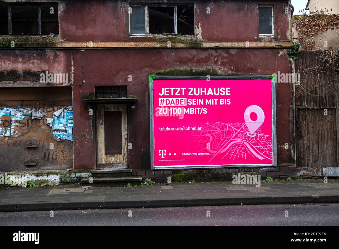 Reklame an Trümmerhäusern in Duisburg. Die Telekom wirbt mit 'jetzt zuhause' , wo kein zu hause mehr ist. Stock Photo