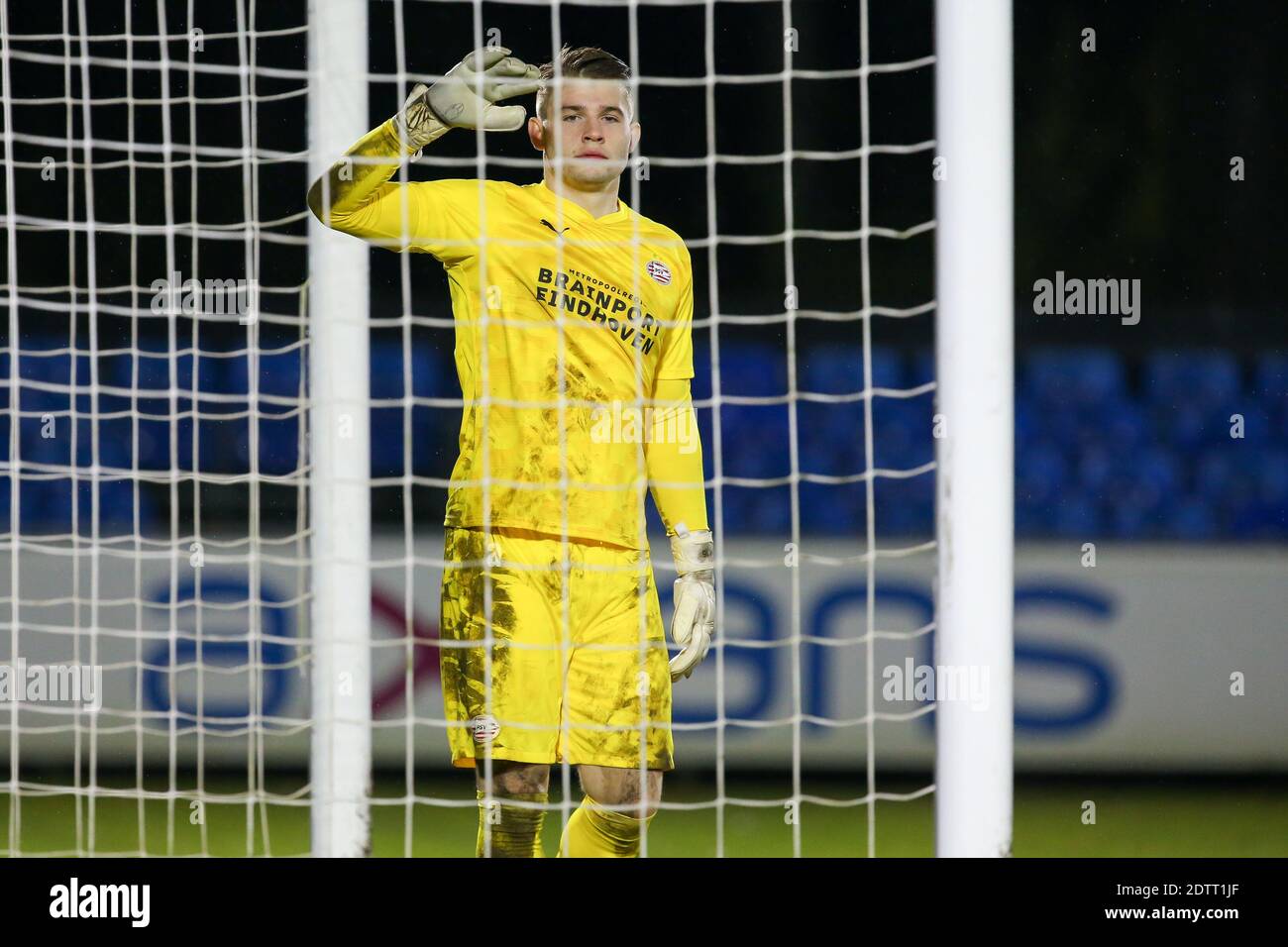 EINDHOVEN, NETHERLANDS DECEMBER 21 (LR) Goalkeeper Vincent Muller