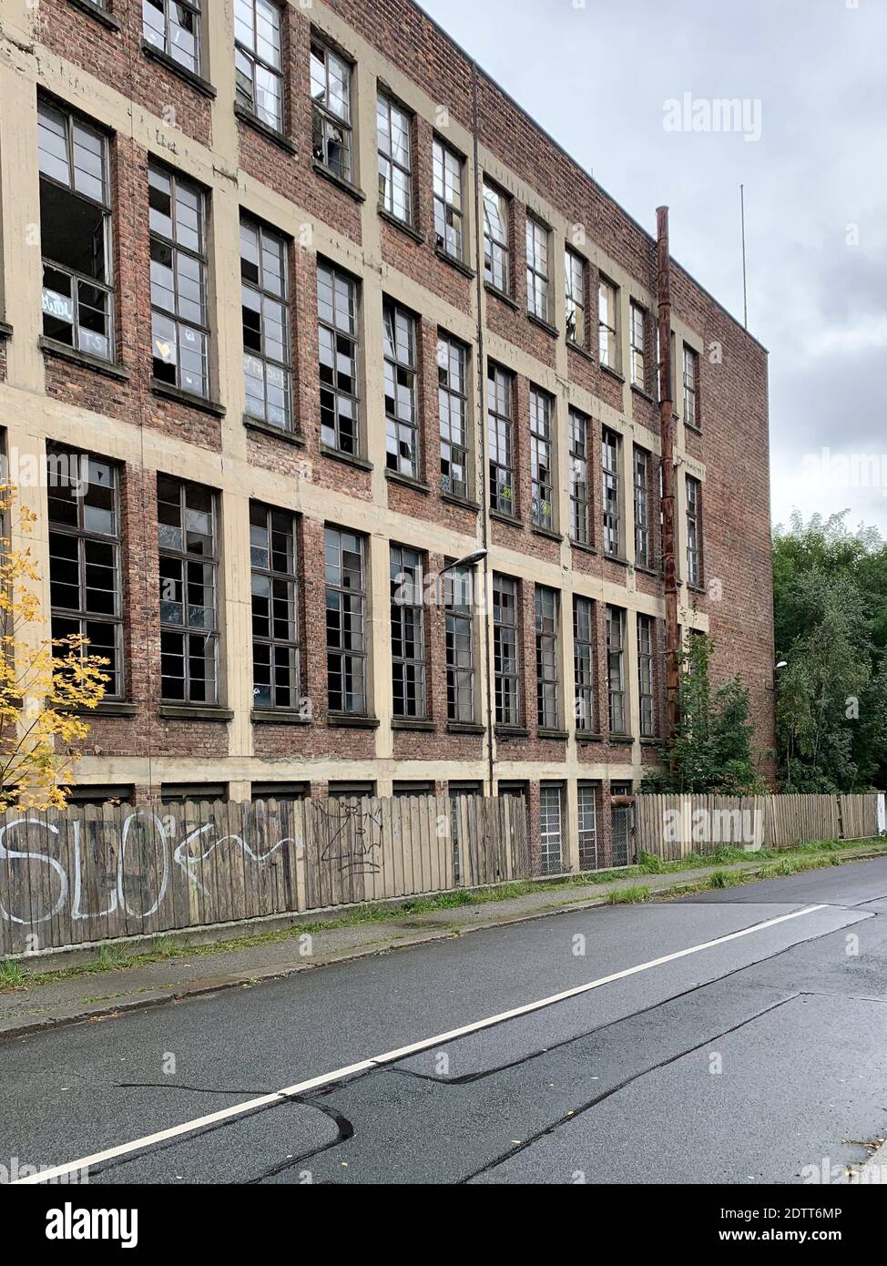 ZITTAU, GERMANY - Oct 06, 2020: Haus mit zerstoerten oder kaputten Fensterscheiben im Industriegebiet Stock Photo