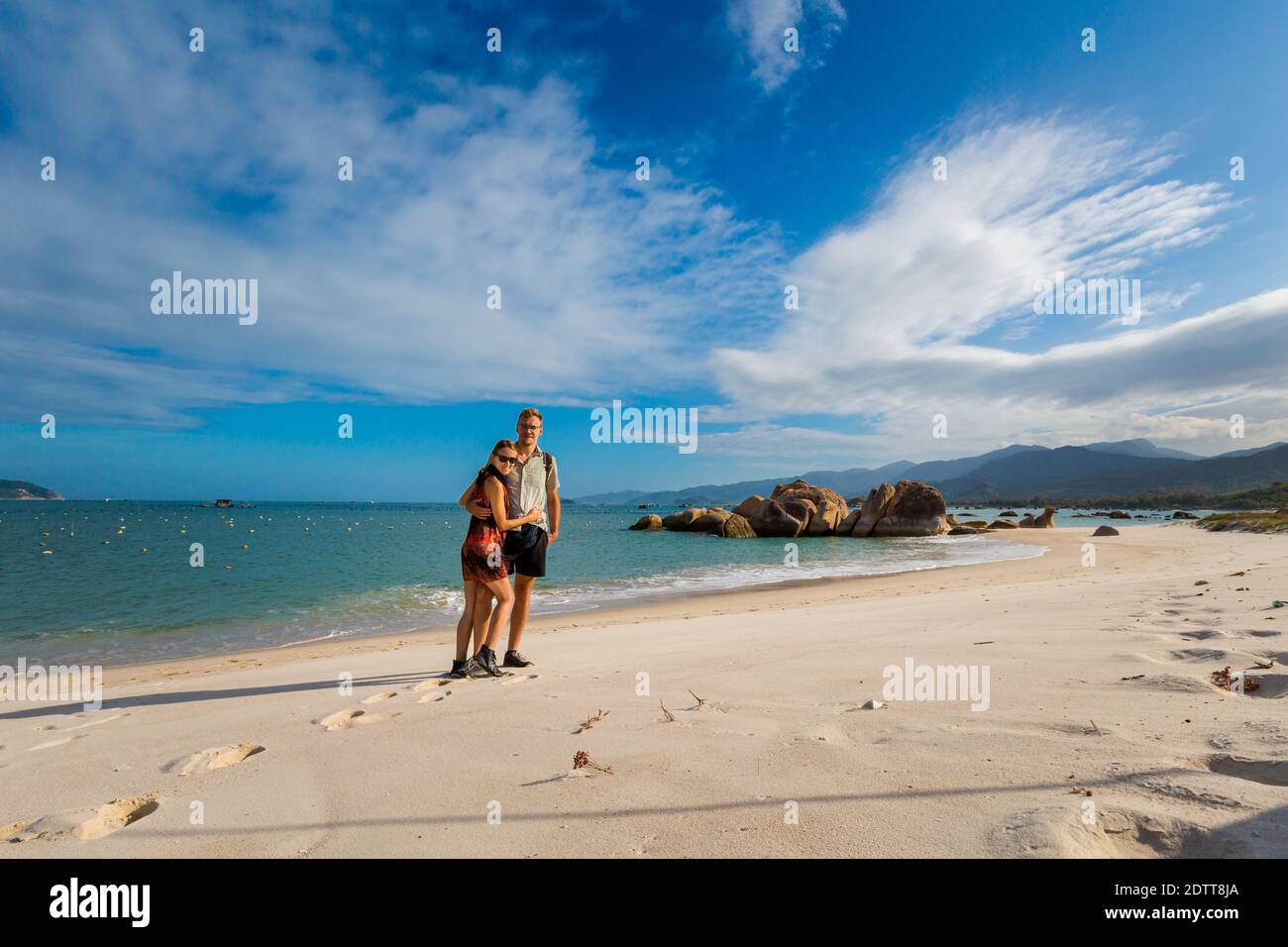Beautiful photo of happy young caucasian couple in Cam Lap promontory - island in Cam Ranh, Vietnam. Khanh Hoa province, Cam Ranh Bay Stock Photo