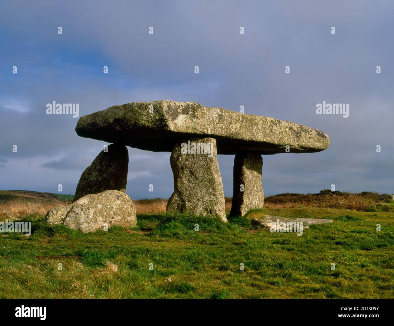 View SSE of Lanyon Quoit, Cornwall, England, UK: a Neolithic burial chamber at the N end of a low long mound containing the remains of burial cists. Stock Photo