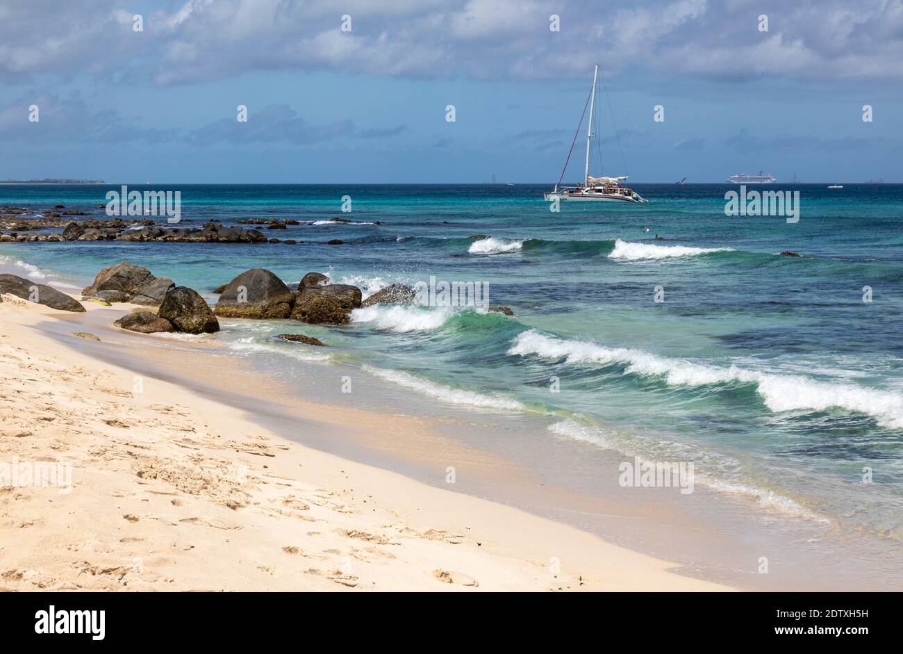 Arashi beach and a yacht sailing in the turquoise water of the Caribbean Sea, Aruba, Caribbean Stock Photo