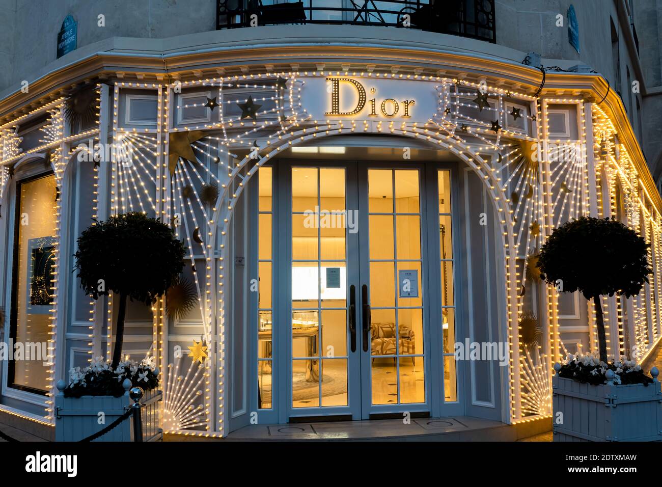 DIOR BOUTIQUE CHAMPS ELYSEES, PARIS Stock Photo - Alamy