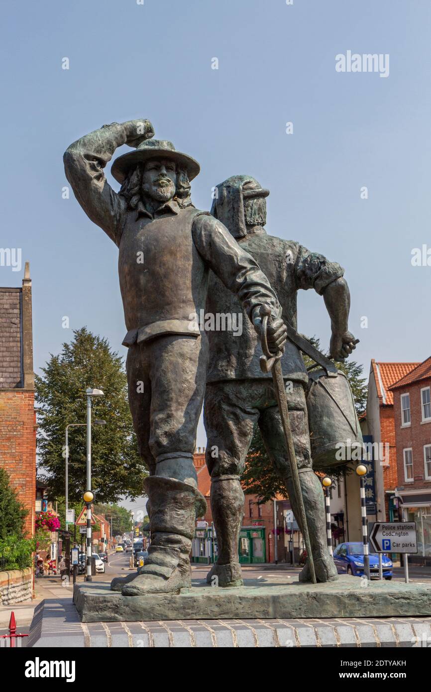 Civil War Roundhead and Cavalier soldiers statue, Newark-on-Trent, Nottinghamshire, UK. Stock Photo