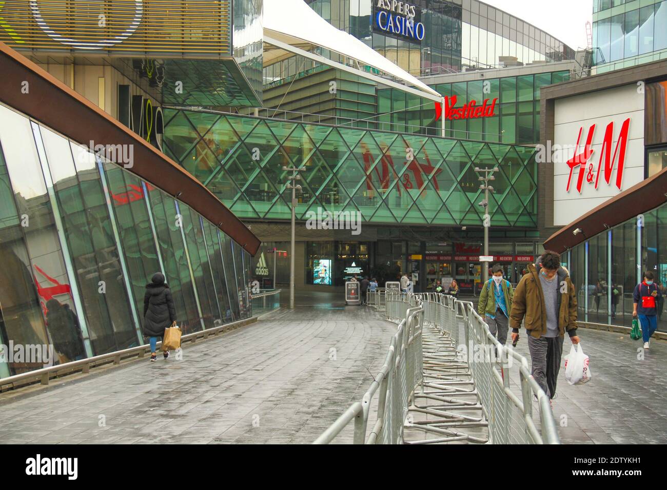 Curved Louis Vuitton shopfront in White City Westfield shopping mall, Architect: Jason Forbes