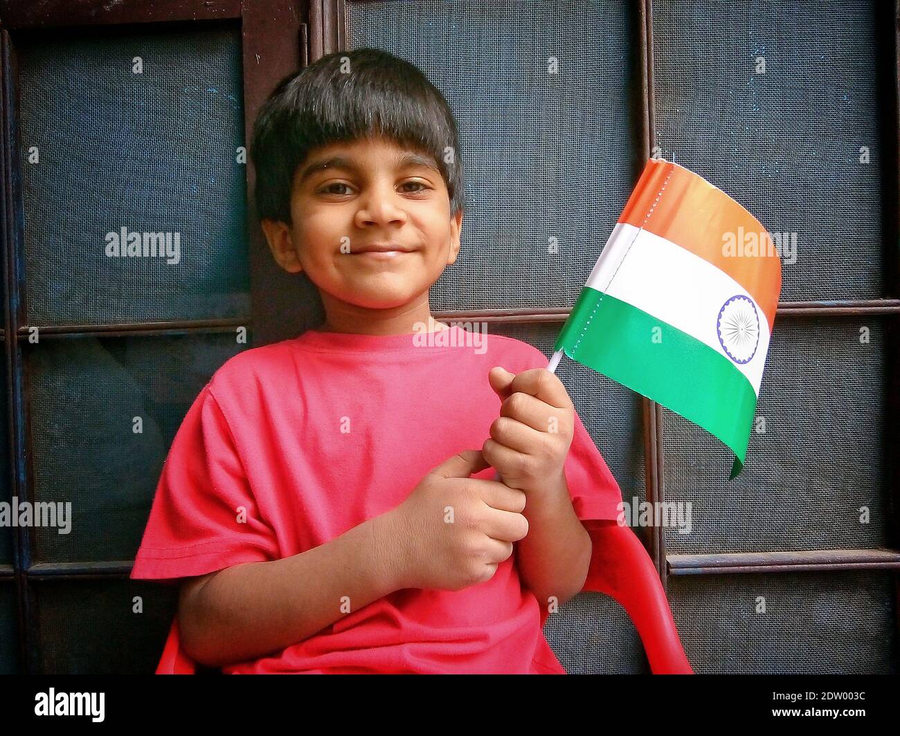 Boy holding indian flag hi-res stock photography and images - Alamy