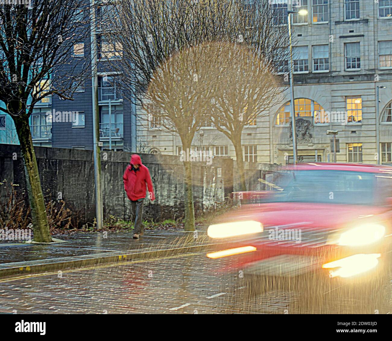 Glasgow, Scotland, UK, 22nd December, 2020:  Christmas shoppers continue to be out in force in the last week of the pre Christmas sales with late afternoon busier than ever. Raining heavily in the city.  Credit: Gerard Ferry/Alamy Live News Stock Photo