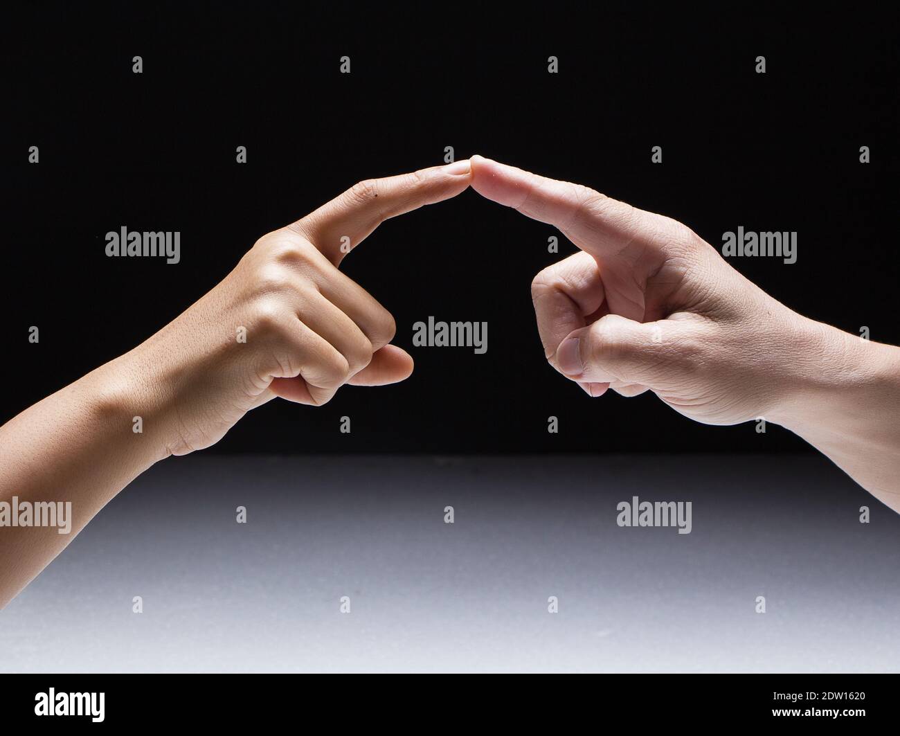 A hand trying to touch you. хотеть касаться. айфон в мужской руке. Hand touch перевод. Male hand touch.