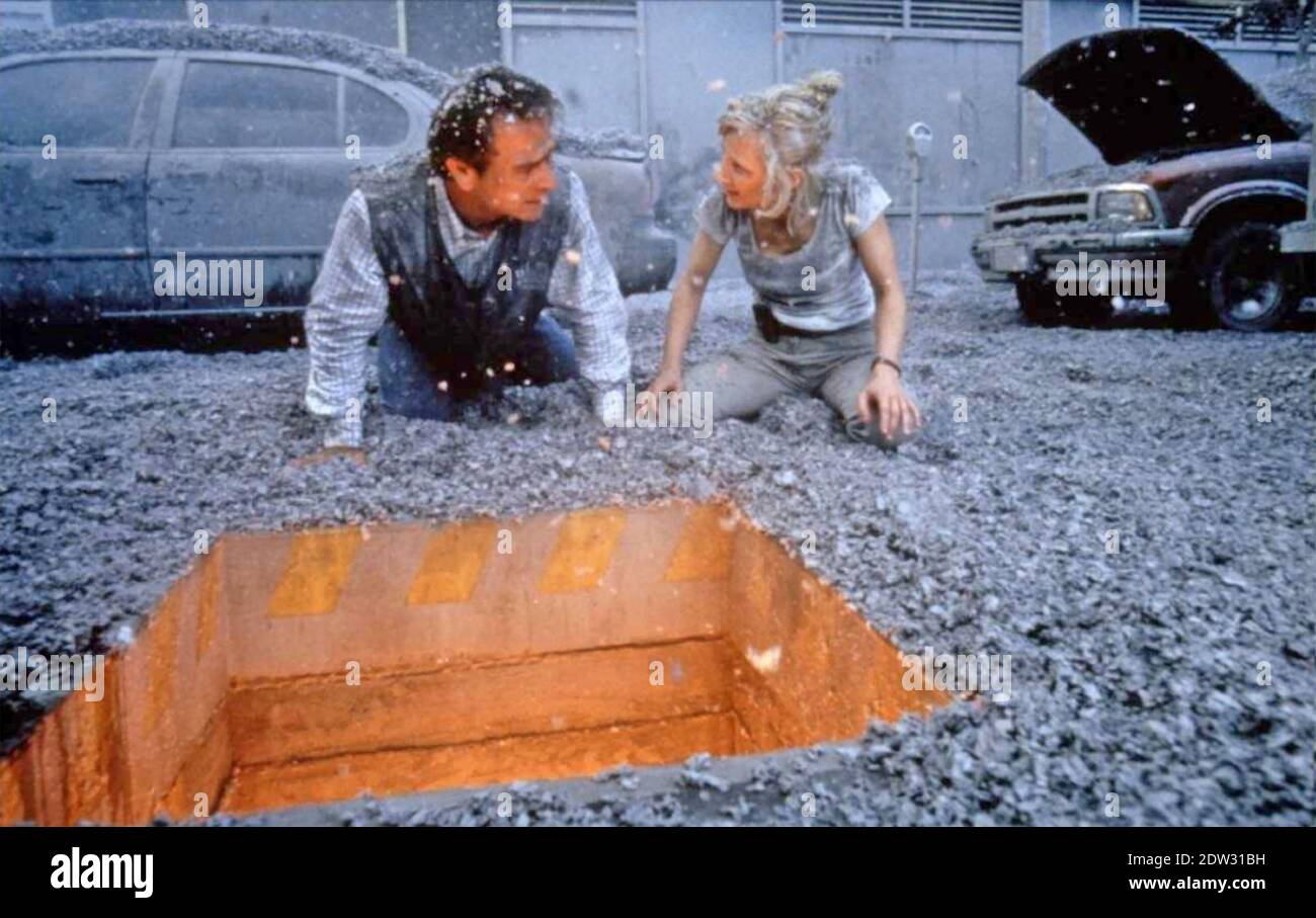 VOLCANO 1997 20th Century Fox film. Anne Heche and Tommy Lee Jones discover magma flowing under Los Angeles. Stock Photo