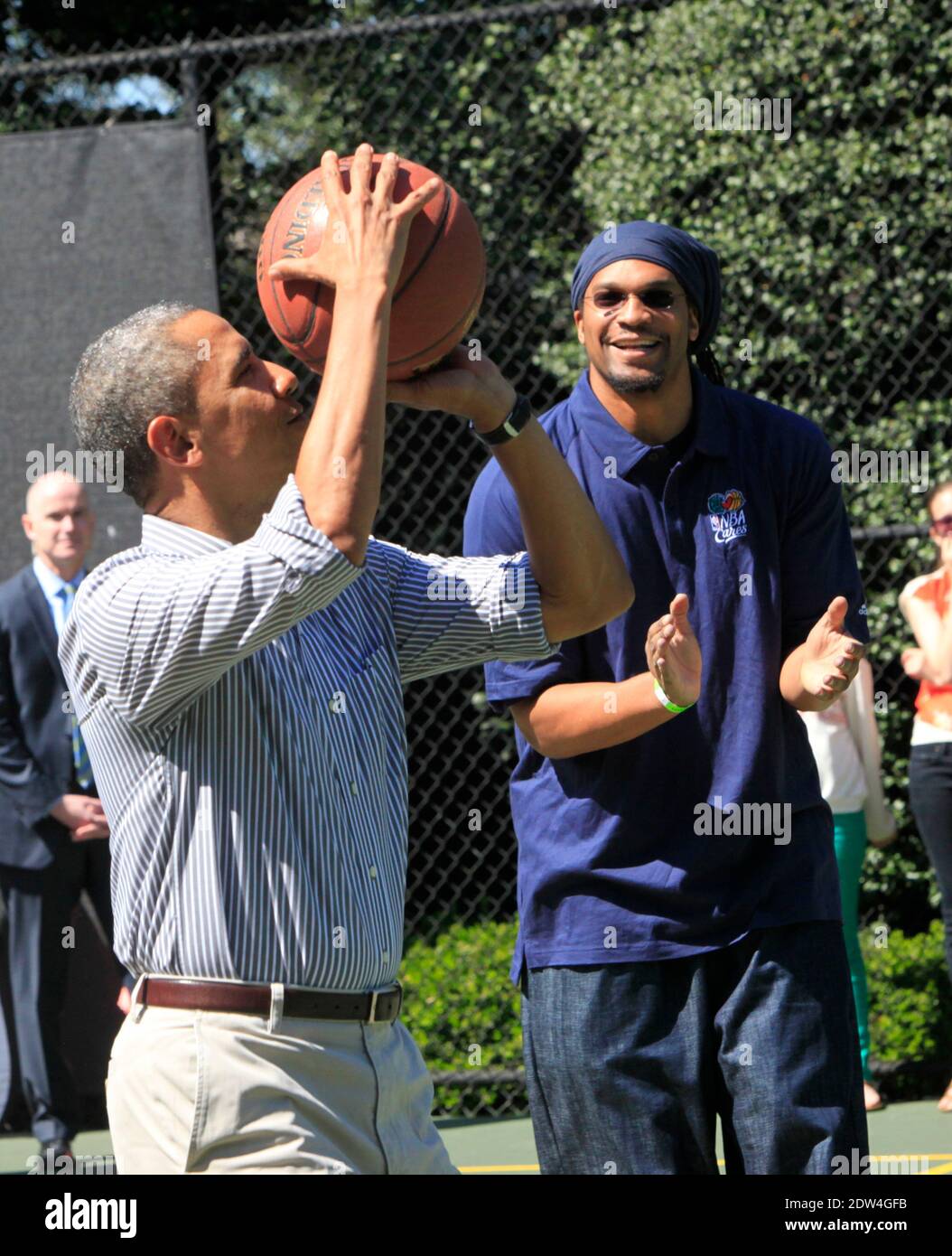 Bruce Bowen, Popovich applaud Kobe Bryant on his jersey retirement