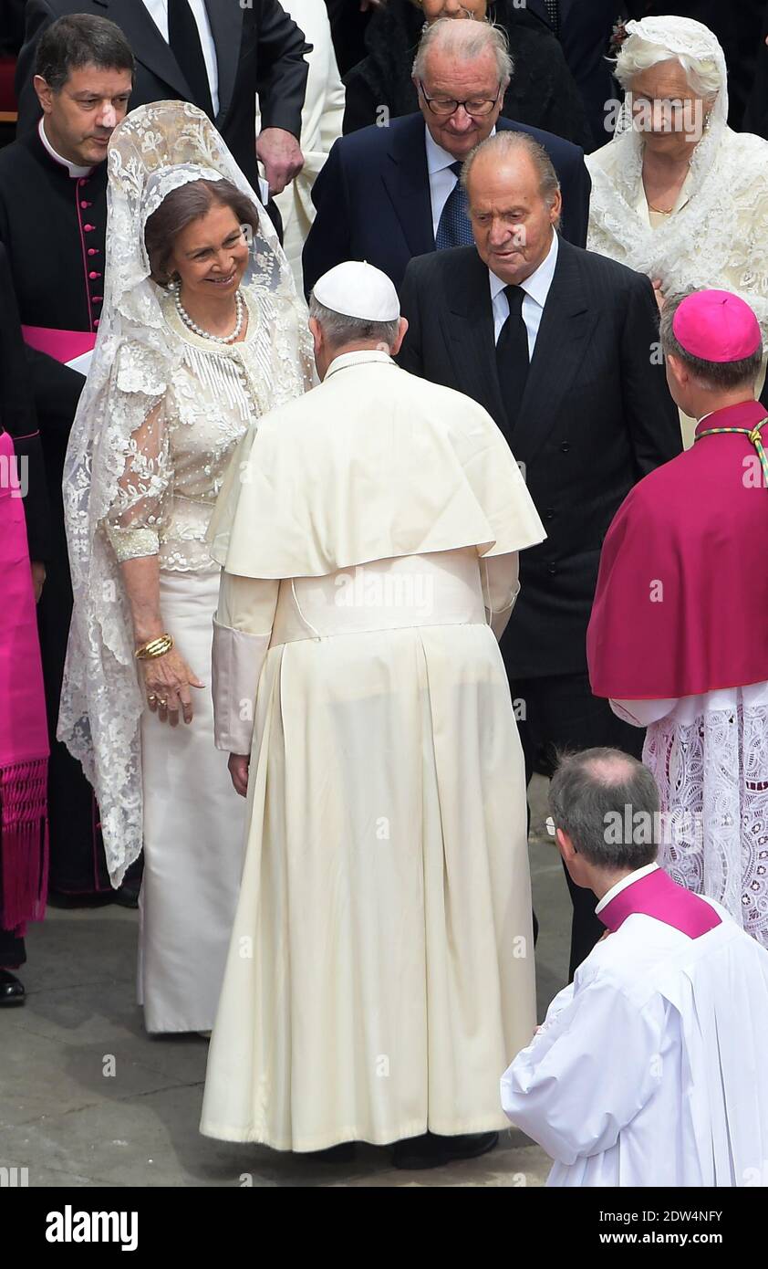 Sofia and Juan Carlos of Spain with pope Francis at the end of the ceremony of canonisation of popes John Paul II and John XXIII at the Vatican on April 27, 2014. Photo by Eric Vandeville/ABACAPRESS.COM Stock Photo