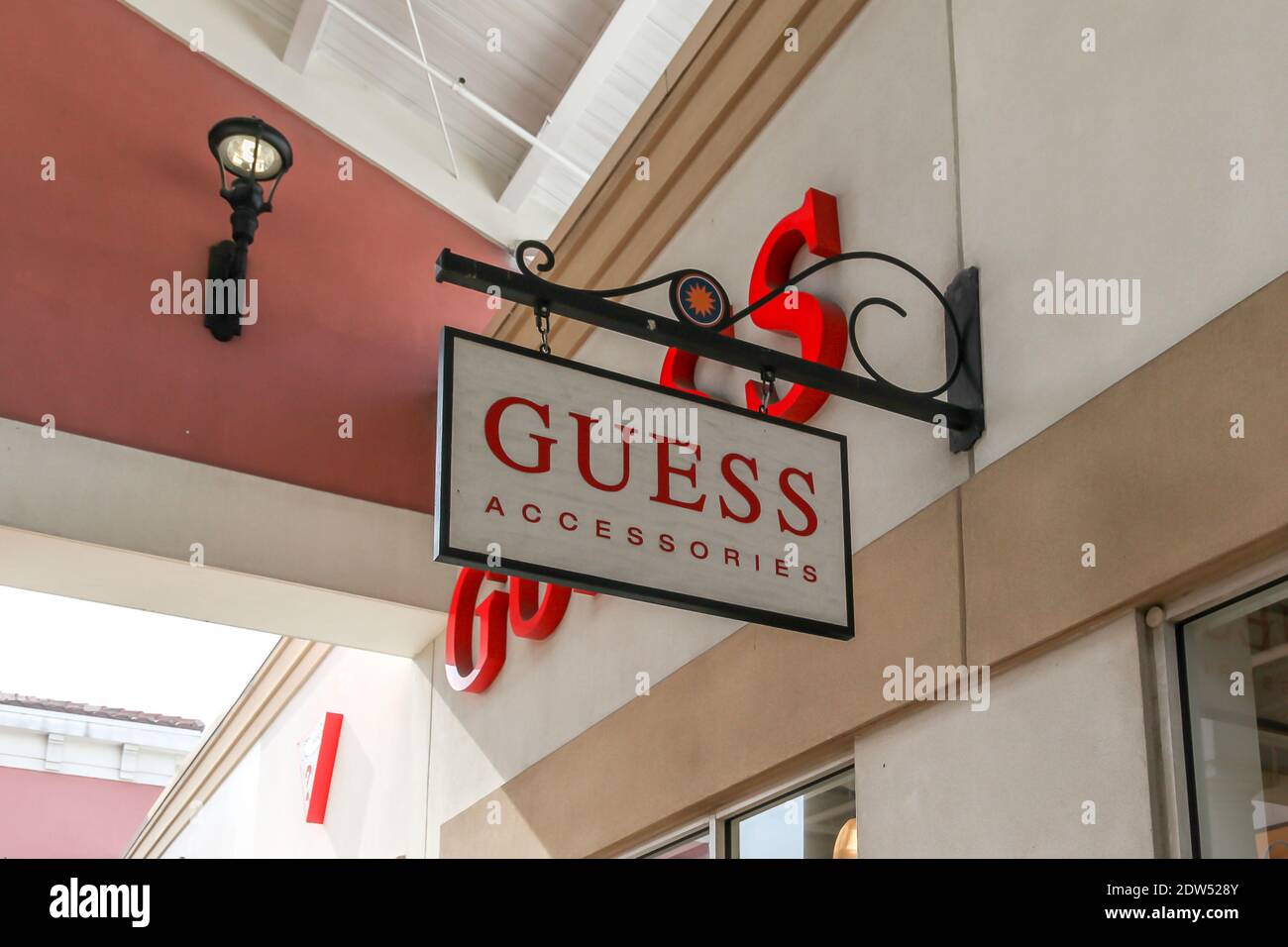 stun mikrobølgeovn Human Guess store sign in Orlando, Florida, USA Stock Photo - Alamy