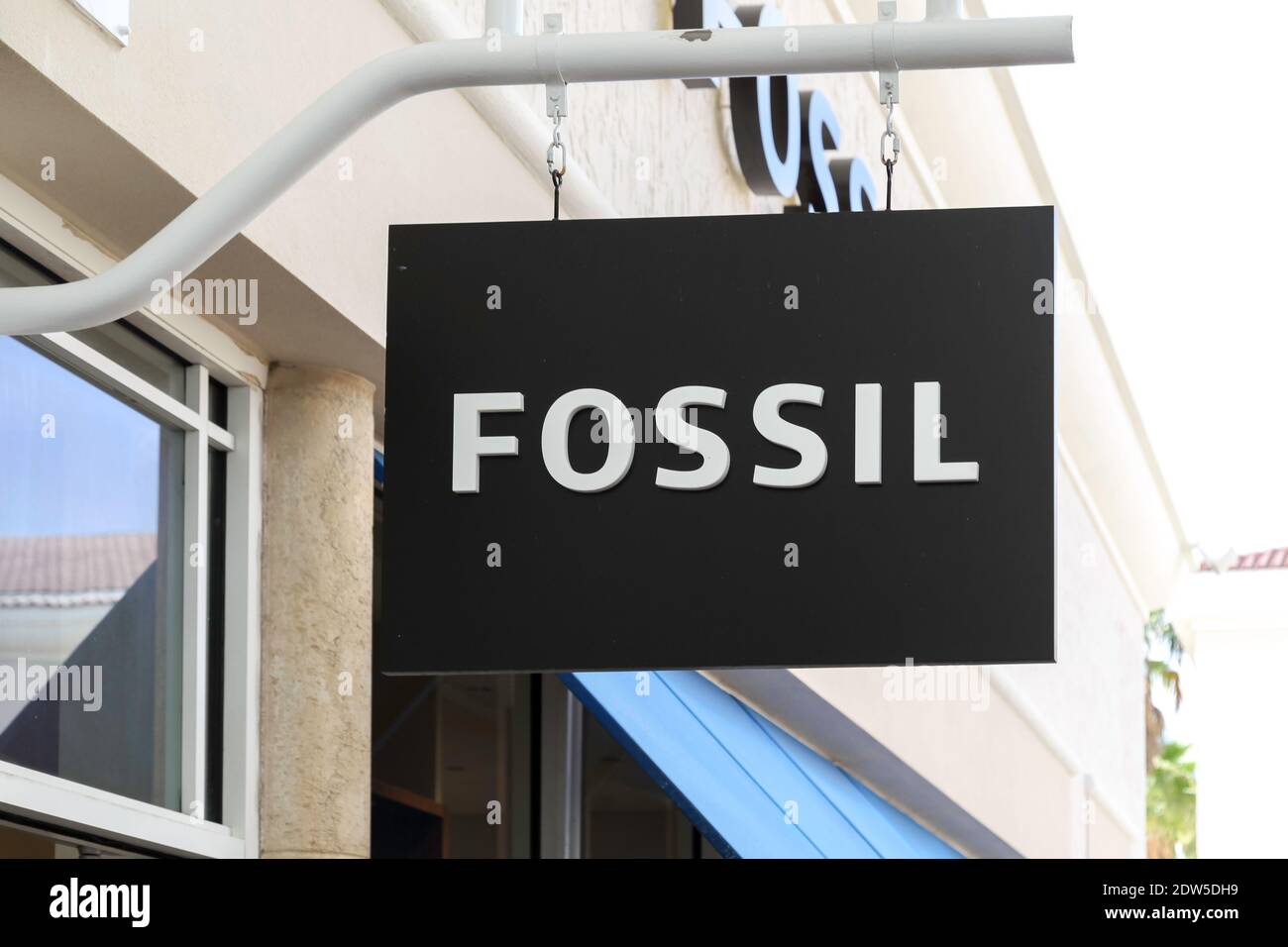 Fossil logo hi-res stock photography and images - Alamy