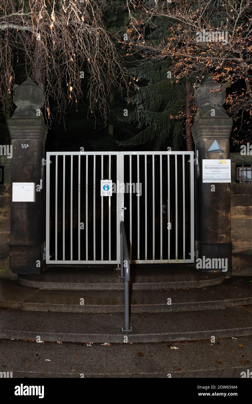 Zittau, Germany. 22nd Dec, 2020. The gate to the crematorium of Städtische Dienstleistungs-GmbH Zittau Bestattungswesen at the cemetery is locked. Due to the dramatically high corona death rates in Zittau in Eastern Saxony, corpses have to be temporarily stored there outside the crematorium. Credit: Daniel Schäfer/dpa-Zentralbild/dpa/Alamy Live News Stock Photo