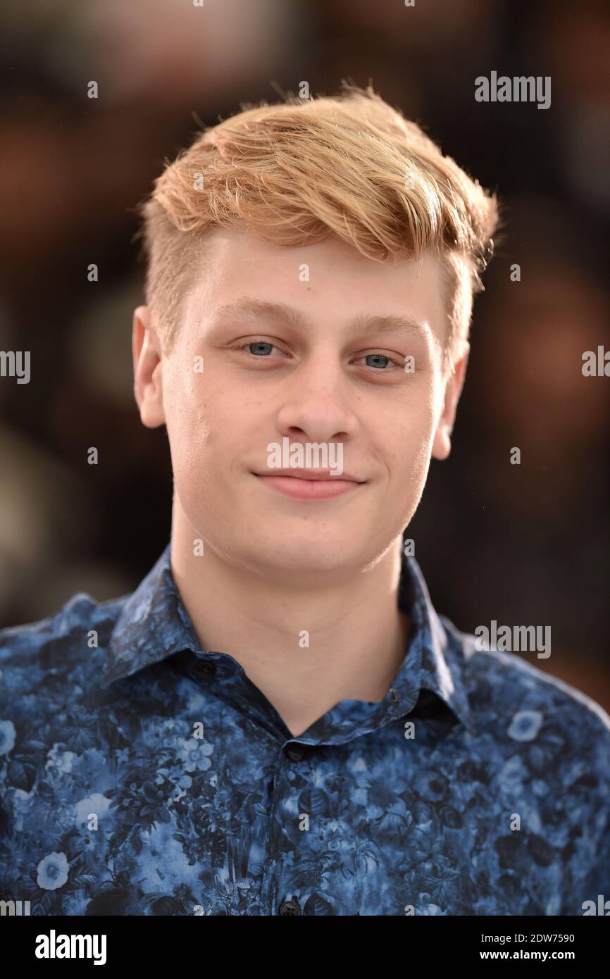 Antoine Olivier Pilon posing at the photocall for the film Mommy held