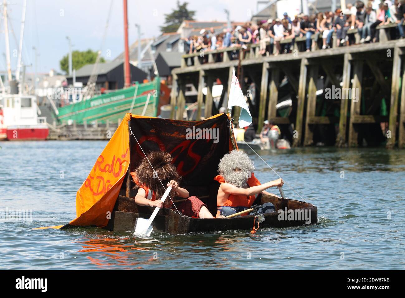 Cardboard boat regatta hi-res stock photography and images - Alamy