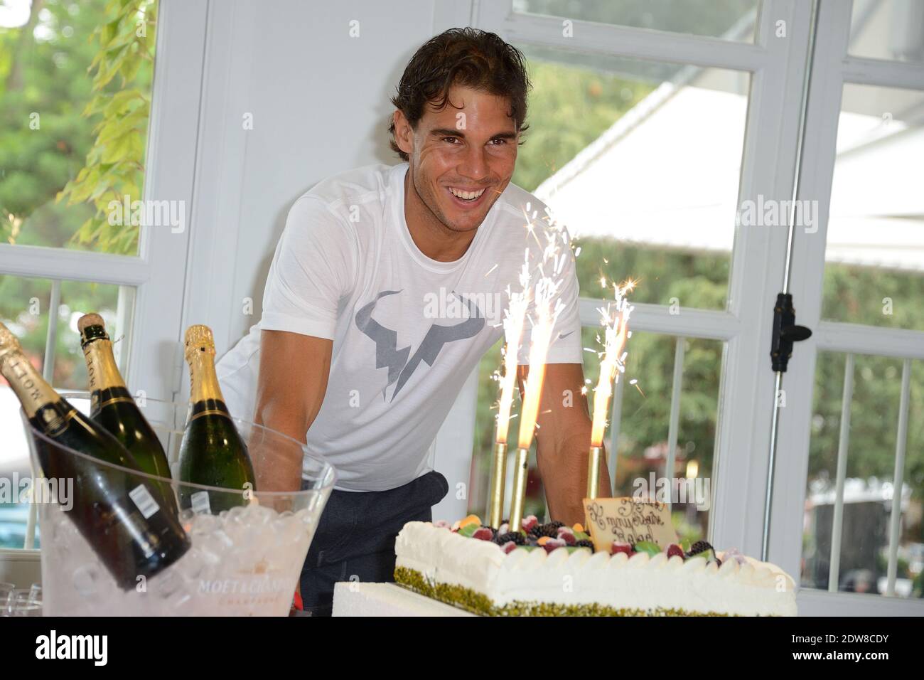 Gateau Anniversaire High Resolution Stock Photography And Images Alamy Gateau Anniversaire High Resolution Stock Photography And Images Alamy