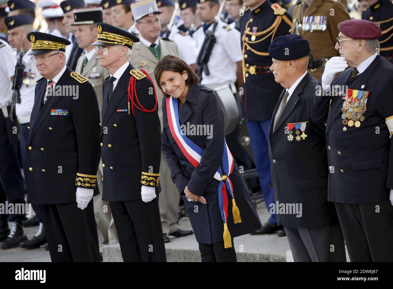 Queen Elizabeth II lays a memorial wreath along with French President Francois Hollande at the Arc de Triomphe during a State visit to France and the celebration of the D-Day 70th anniversary. Paris, France, June 5, 2014. Photo by Gilles Rolle/Pool/ABACAPRESS.COM Stock Photo