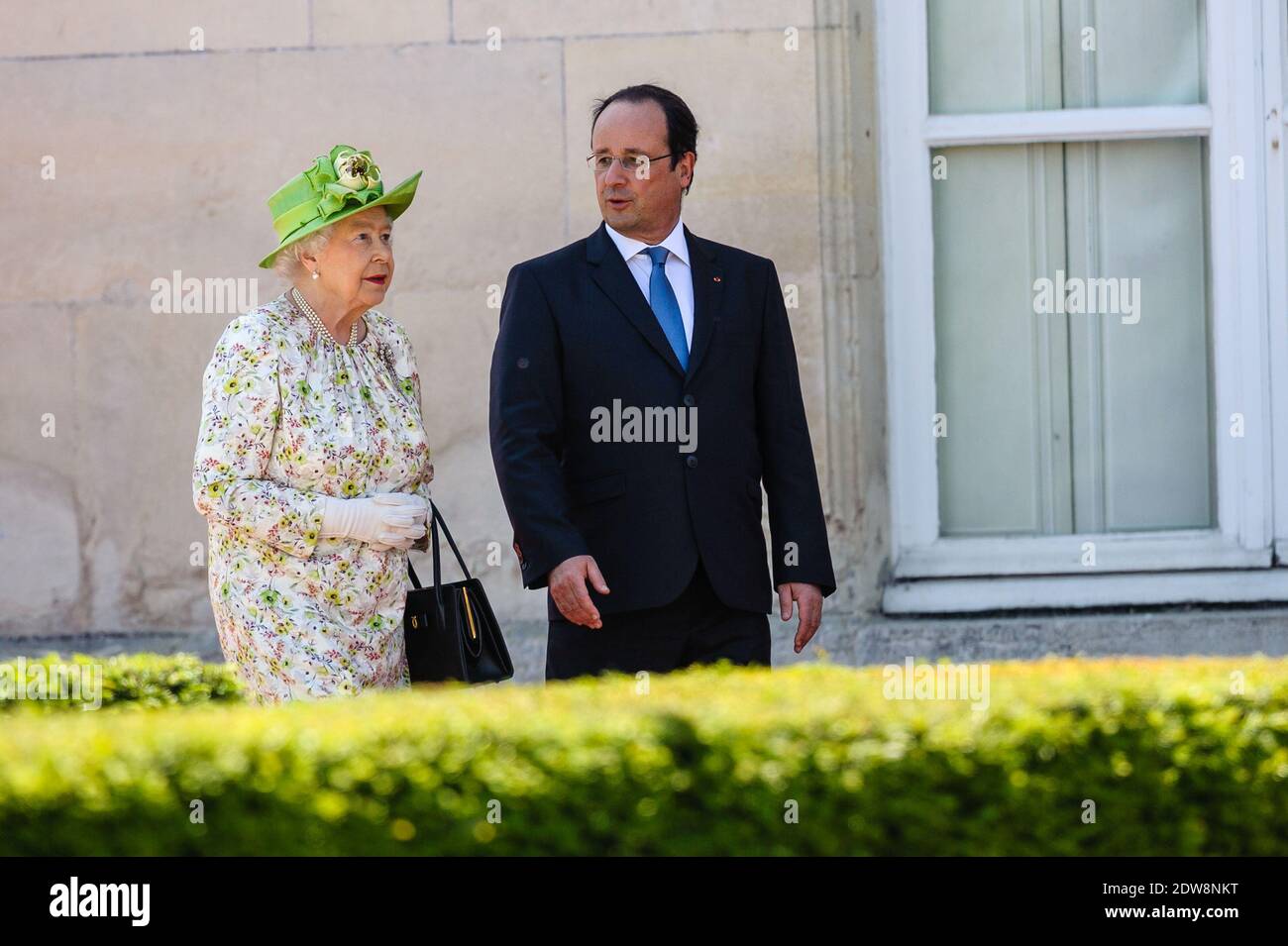 Photo de Famille lors du Dejeuner officiel au Chateau de Benouville, offert par le President de la Republique aux chefs de delegations et a des veterans pour les commemorations du 70 eme anniversaire du debarquement du 6 Juin 1944. La reine Elisabeth II et le president Francois Hollande.Official Lunch at the Chateau de Benouville offered by the french President to the heads of delegations and veterans for the commemorations of the 70 th anniversary of the D Day in Benouville on June 6, 2014. Stock Photo