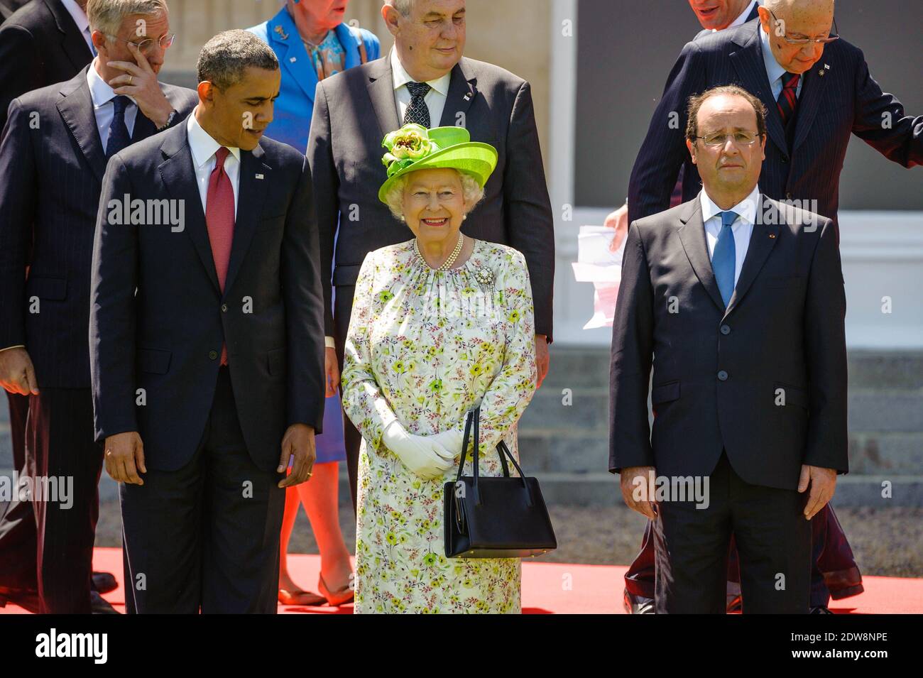 Photo de Famille lors du Dejeuner officiel au Chateau de Benouville, offert par le President de la Republique aux chefs de delegations et a des veterans pour les commemorations du 70 eme anniversaire du debarquement du 6 Juin 1944. Le president Barack Obama, La reine Elisabeth II et le president Francois Hollande.Official Lunch at the Chateau de Benouville offered by the french President to the heads of delegations and veterans for the commemorations of the 70 th anniversary of the D Day in Benouville on June 6, 2014. Stock Photo