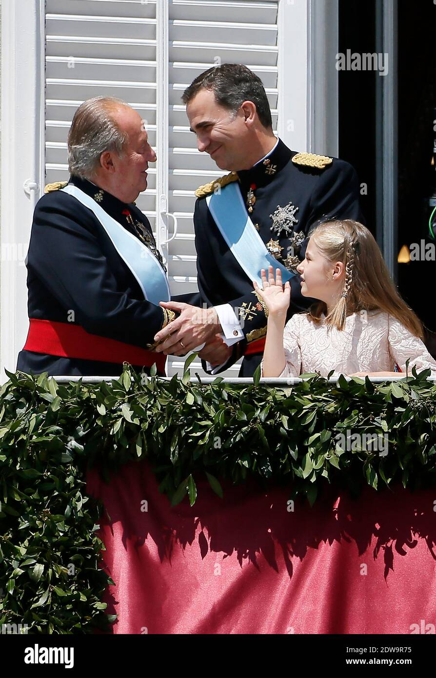 King Felipe VI of Spain appearing at the balcony of the Royal