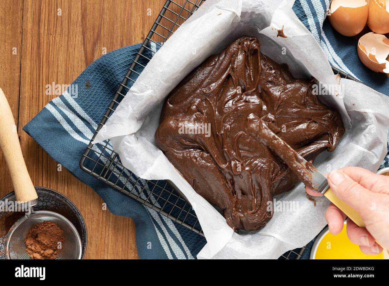 Scooping cake batter with dough scoop into - Stock Photo [103499250] -  PIXTA