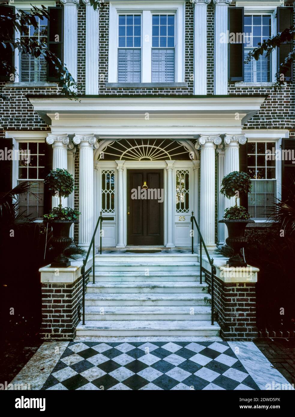Charleston historic district hi-res stock photography and images - Alamy