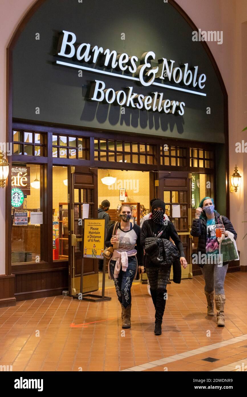 customers leaving Barnes & Noble Booksellers and entering Columbia Mall, Kennewick, Washington State, USA Stock Photo