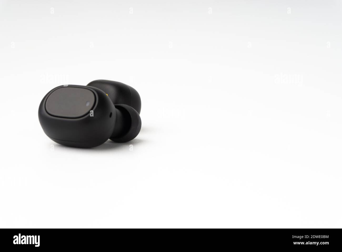 Page 2 - Wireless Earbuds High Resolution Stock Photography and Images -  Alamy